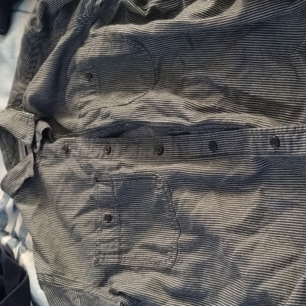 Old Navy Men's button down collared shirt